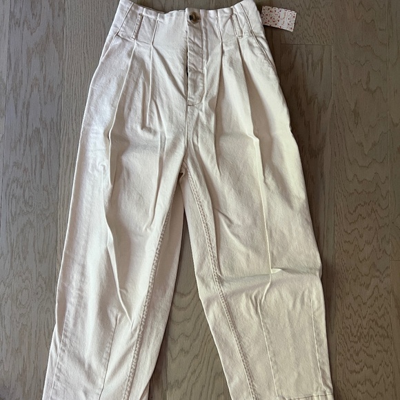 Free People Pleated Wide Leg Cropped High Waisted  Off White Jeans Size 4 BNWT - Picture 1 of 6